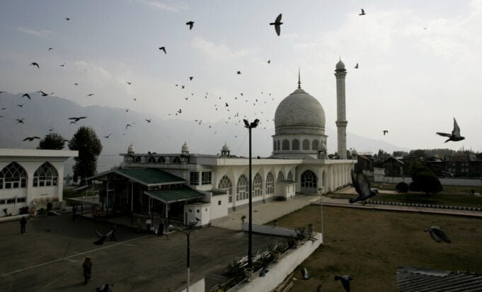 For devotees visiting Hazratbal for Shab-e-Qadar, Friday prayers, a traffic advisory has been issued