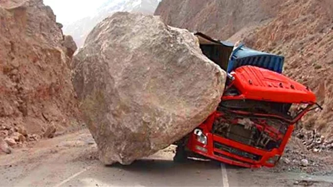 Ramban boulder hits truck, 2 dead
