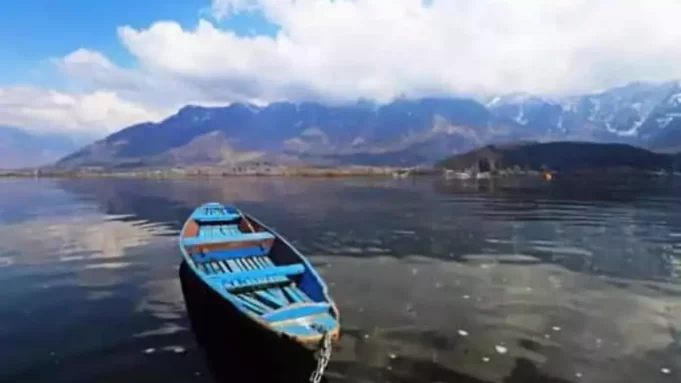Pulling weeds from Dal Lake for use in composting
