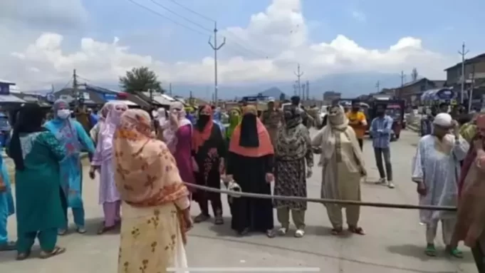 Road blocked in Budgam village as residents protest lack of clean water