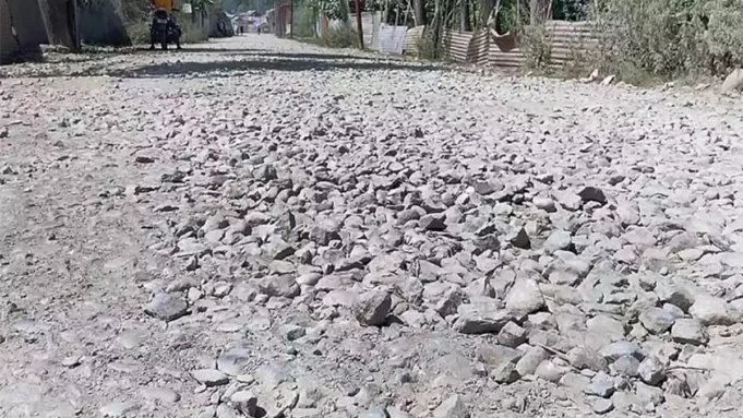 Villagers in Chota Braripora want that the road be macadamized