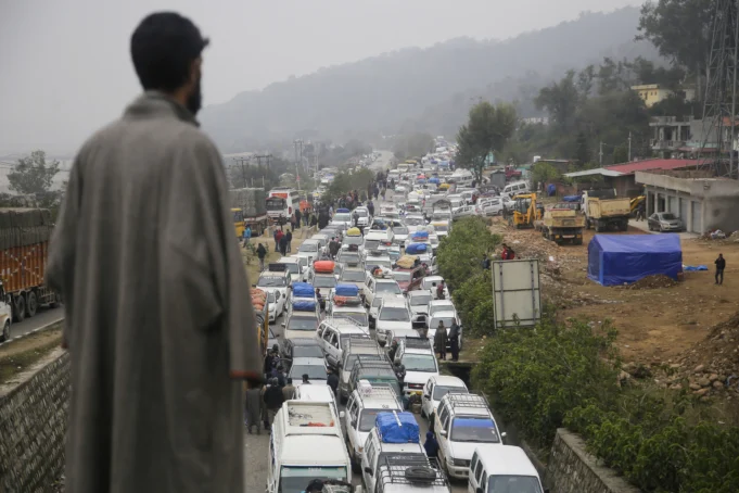 Traffic update at 1530 hrs Both side traffic halted on Jammu-Srinagar (NH-44) due to landslide at Shalgri, Banihal